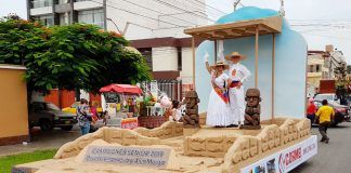 Artistas elaboran carro alegórico de maqueta chimú