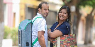 Jóvenes peruanos crean mochila con panel solar hecha 100% de botellas PET