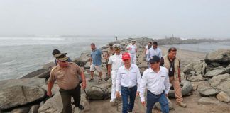 Ministros de Defensa y Turismo inspeccionan playas afectadas por erosión en Trujillo