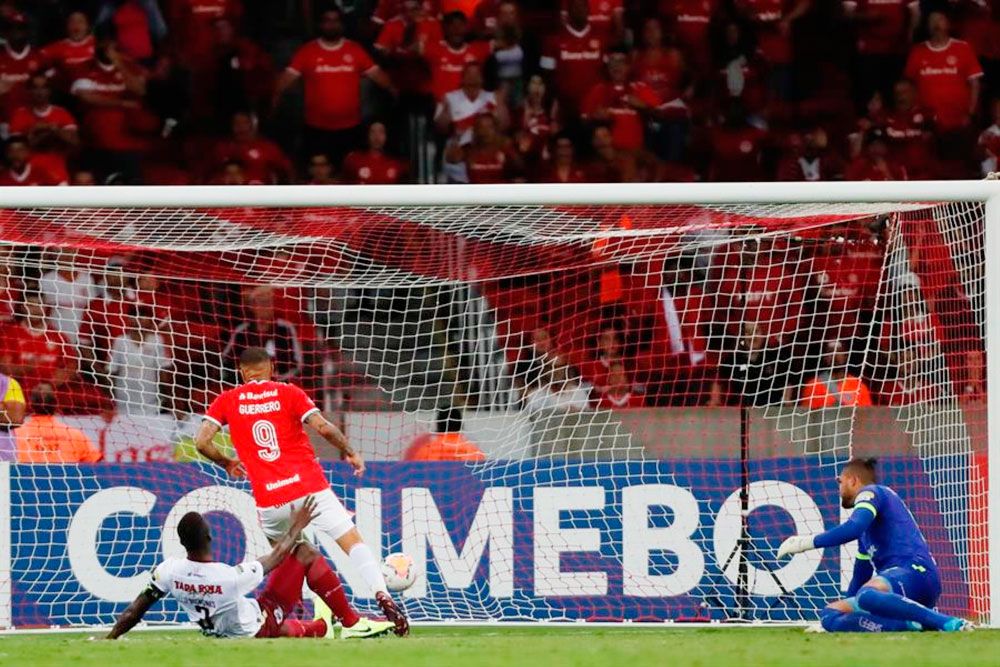 peruano-paolo-guerrero-anota-gol-clasificacion-inter-brasil-copa-libertadores