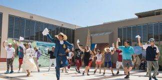 Turistas nacionales aprenden a bailar en Museo de Sitio de Chan Chan