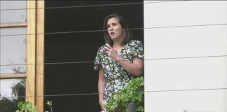Soprano peruana alivia el aislamiento cantándole a sus vecinos