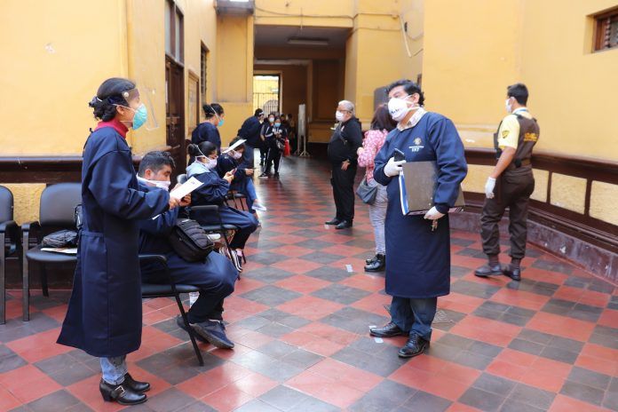 Trabajadores de la UNT reciben Kits de Prevención contra el COVID-19 -1