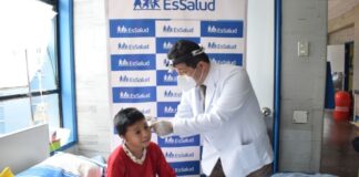 EsSalud advierte que escuchar alto volumen a través de auriculares puede causar pérdida de la audición en niños