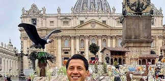 Gianluca Lapadula visita y celebra el nacimiento en homenaje a Chopcca – Huancavelica en el Vaticano