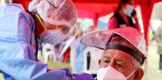 Adultos mayores necesitan tercera dosis; dos no son suficientes