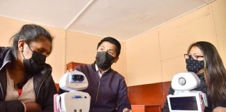 «Kipi» el robot inteligente se entrego a 16 instituciones educativas en la región Huancavelica
