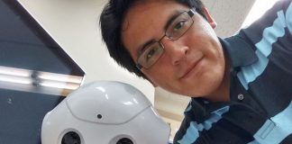 Ingeniero peruano becado en Japón diseñó robots que sean cálidos al toca